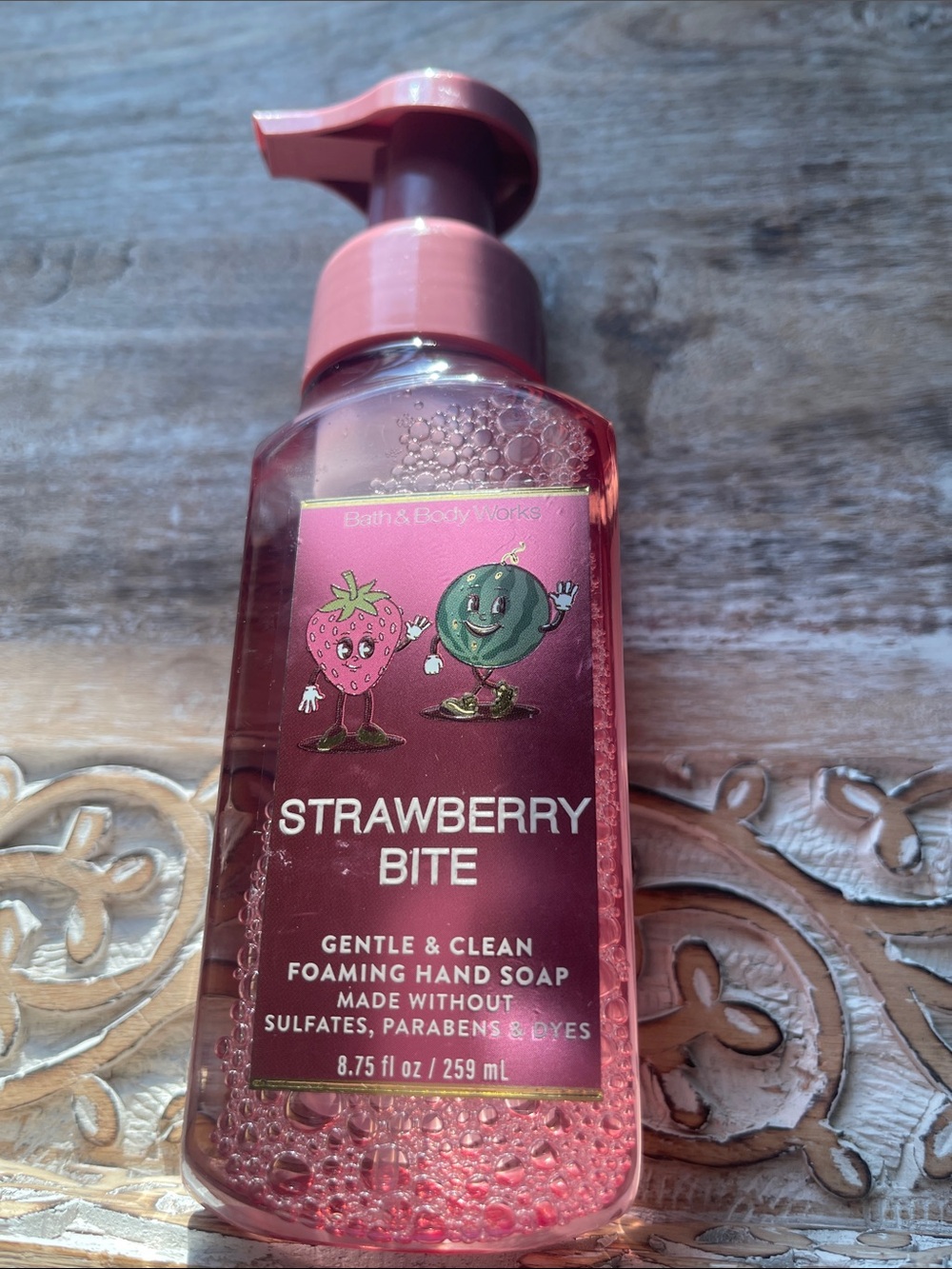Bath & Body Works Strawberry Bite Foaming Hand Soap - Pink